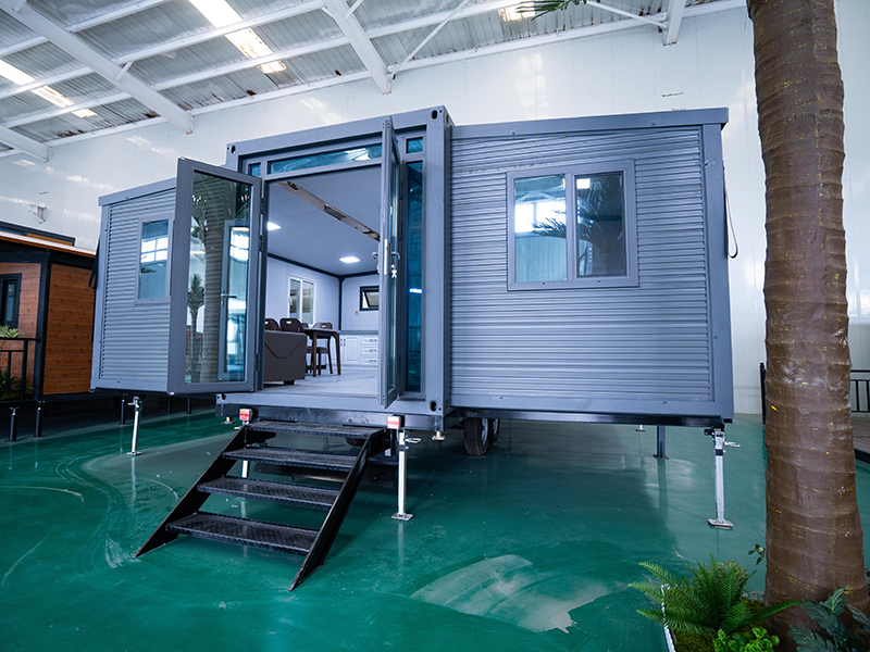 Maison extensible à double aile montée sur remorque