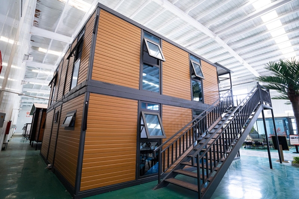 Maison extensible à double aile à toit plat de deux étages